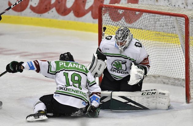 Zleva Martin Pláněk z Mladé Boleslavi a brankář Mladé Boleslavi Jan Růžička během utkání hokejové extraligy.