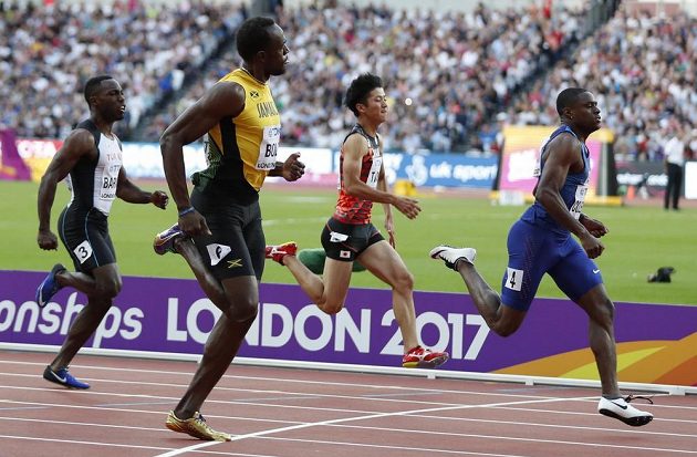 Jamajský fenomén Usain Bolt (druhý zleva) musel po dlouhé době skousnout porážku. V semifinále MS ho těsně porazil spolufavorit Christian Coleman (vpravo) z USA.