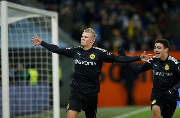 Hvězda BVB slaví. Norský útočník Erling Haaland v soutěžní premiéře za Dortmund třikrát překonal brankáře Tomáše Koubka.