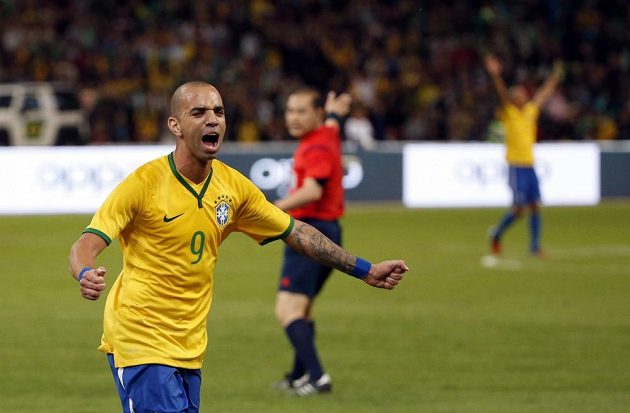 Brazilský útočník Diego Tardelli se raduje ze svého gólu v přípravném utkání proti Argentině.