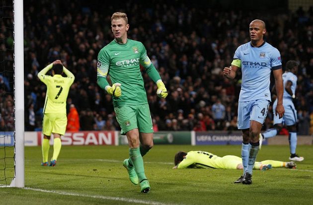 Brankář Joe Hart se raduje, vpravo obránce Manchesteru City Vincent Kompany. I on si oddechl, že barcelonský Lionel Messi (ležící) neproměnil v závěru penaltu ani dorážku.