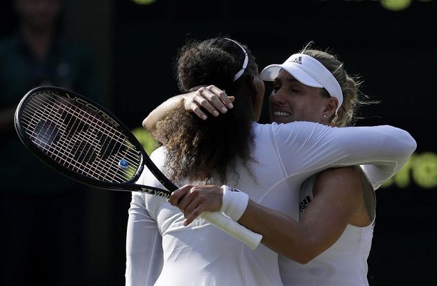 Serena Williamsová se objímá po finálovém zápase se svou přemožitelkou Angelique Kerberovou.