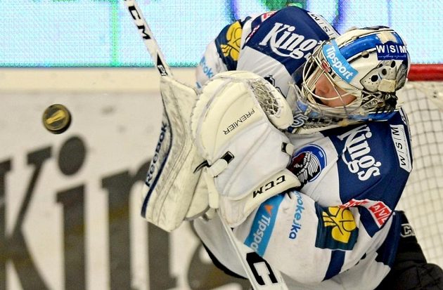 Plzeňský brankář Matěj Machovský zasahuje v úvodním čtvrtfinálovém zápase play off s Olomoucí.