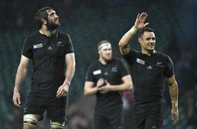 Novozélandský ragbista Dan Carter (vpravo) slaví se spoluhráči postup do finále mistrovství světa.