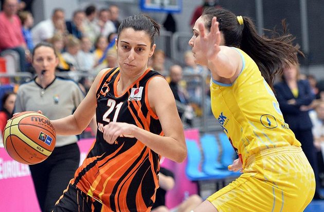 Alba Torrensová (vlevo) z Jekatěrinburgu se snaží prosadit přes Sonju Petrovičovou z USK Praha.