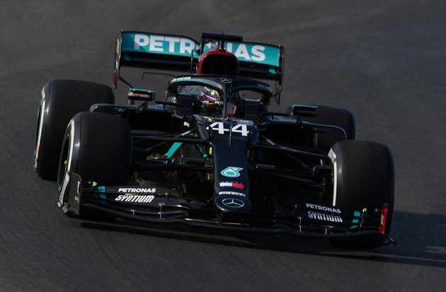 Brit Lewis Hamilton z Mercedesu, který může v neděli v předstihu získat sedmý titul mistra světa a vyrovnat rekord Michaela Schumachera, byl v prvním tréninku v Turecku až patnáctý.