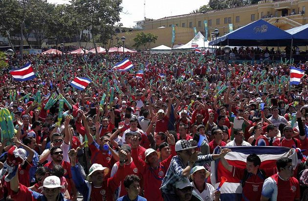 Fanoušci v Kostarice slaví gól svého národního týmu proti Itálii na MS v Brazílii.