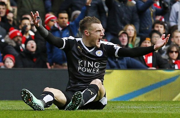 Střelec Leicesteru Jamie Vardy se raduje ze vstřelené branky v zápase 26. kola anglické Premier League proti Arsenalu.