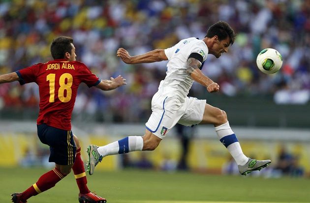 Španěl Jordi Alba se pokouší zastavit Itala Christiana Maggia v semifinále Poháru FIFA.