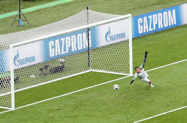 Australský brankář Mathew Ryan kapituluje po ráně, kterou vyslal Peruánec André Carrillo.