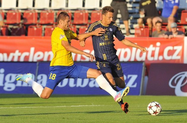 David Jablonský (vlevo) z Teplic se snaží zblokovat střelecký pokus Šimona Falty z Olomouce.