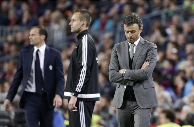 Barcelonský trenér Luis Enrique je zamyšlený. nejspíš přemítá o tom, proč Barcelona nepostoupila přes Juventus do semifinále Ligy mistrů.