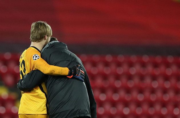 Manažer Liverpoolu Klopp (vpravo) spěchal po závěrečném hvizdu poděkovat brankáři Caoimhinu Kelleherovi.