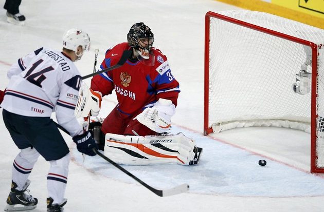 Ruský hokejový brankář Ilja Bryzgalov (vpravo) inkasuje gól z hole amerického obránce Matta Hunwicka (není na snímku). Kotouč sleduje útočník USA Nick Bjugstad.
