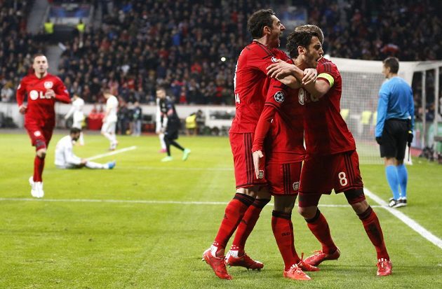 Leverkusenský Hakan Calhanoglu (druhý zprava) se spoluhráči oslavuje gól proti Atlétiku Madrid.