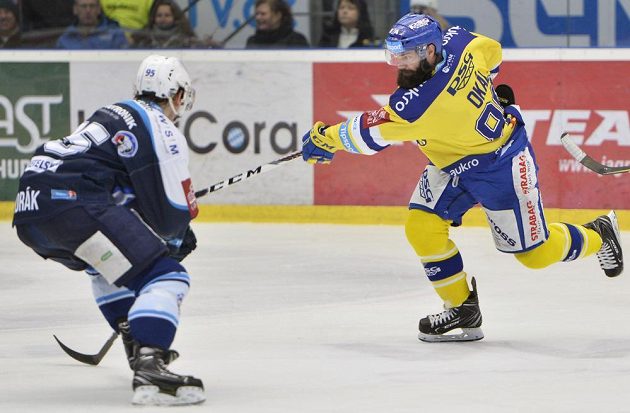 Zleva Miroslav Indrák z Plzně a Zdeněk Okál ze Zlína v utkání 52. kola extraligy.