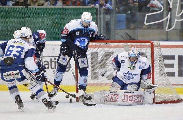 Zleva Ondřej Němec z Komety a Michal Moravčík z Plzně před brankářem Markem Čiliakem.
