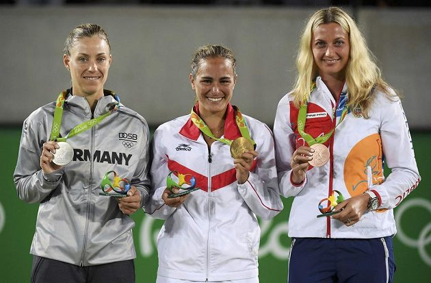 Tři nejlepší tenistky olympijské dvouhry: (zleva) stříbrná Němka Angelique Kerberová, vítězka Mónica Puigová z Portorika a bronzová medailistka Petra Kvitová.