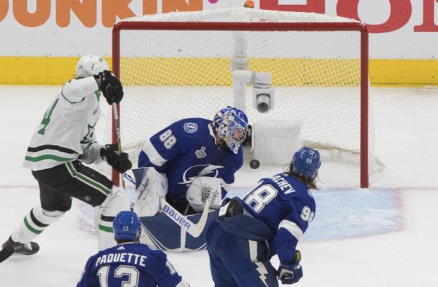 Roope Hintz z Dallasu (vlevo) sleduje, jak puk sviští za záda Vasilevského po střele Joela Kiviranty