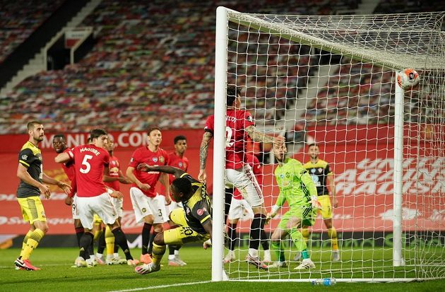 Fotbalisté Manchesteru United doma proti Southamptonu neudrželi vedení a po gólu inkasovaném v šesté minutě nastavení jen remizovali 2:2. Komplikují si tak sen o postupu do Ligy mistrů.