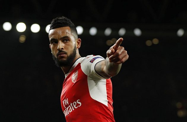 Theo Walcott slaví, právě propálil brankáře Bayernu a Arsenal vedl v odvetném osmifinále Ligy mistrů nad Bayernem.