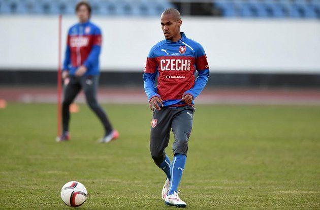 Theodor Gebre Selassie při tréninku české reprezentace před pokračováním kvalifikace ME 2016 s Lotyšskem.