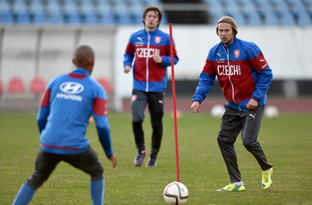 Jaroslav Plašil (vpravo) si na tréninku české fotbalové reprezentace přihrává míč s Theodorem Gebre Selassiem. Vzadu je Tomáš Rosický.