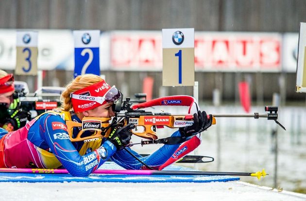 Gabriela Soukalová na střelnici.
