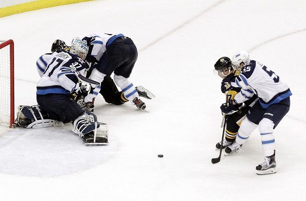 Sidney Crosby (87) z Pittsburghu dává rozhodující branku v utkání proti Winnipegu.