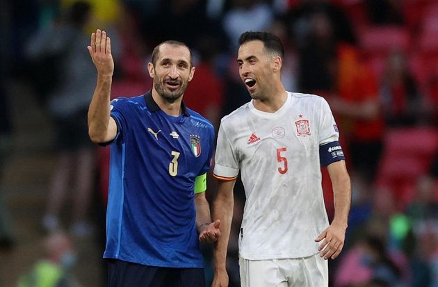 O čem si asi vyprávěli zkušení Giorgio Chiellini (vlevo) a Španěl Sergio Busquets?
