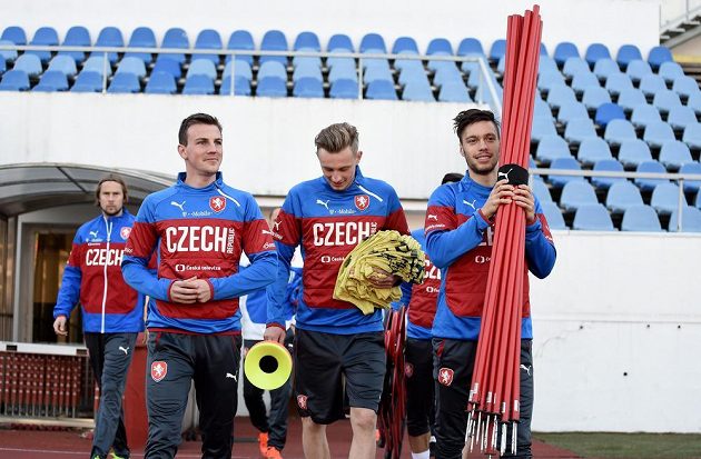 Zleva Jaroslav Plašil, Vladimír Darida, Ladislav Krejčí a Václav Kadlec přicházejí na trénink.