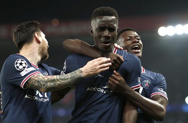 Autorovi úvodní trefy zápasu mezi PSG a Manchesterem City Idrissovi Gueyemu (uprostřed) přišel poblahopřát i Lionel Messi (vlevo).
