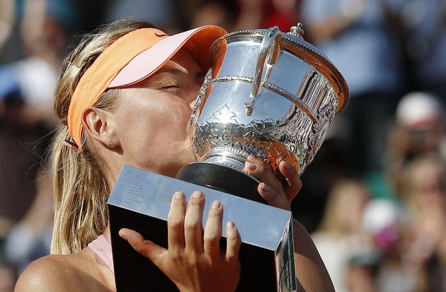 S vítěznou trofejí se Maria Šarapovová polaskala hned na kurtu po vítězném finále s Rumunkou Simonou Halepovou.