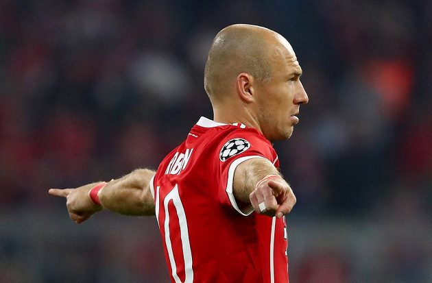 Fotbalista Bayernu Mnichov Arjen Robben gestikuluje během utkání Ligy mistrů.