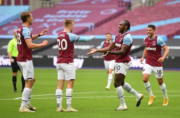 Radost fotbalistů West Hamu United po vstřelené brance v utkání proti Manchesteru City. Slaví i Tomáš Souček.