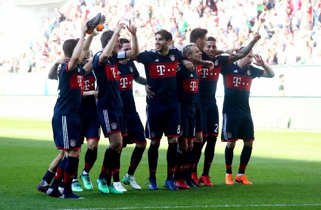 Fotbalisté Bayernu Mnichov získali v německé lize šestý mistrovský titul v řadě.
