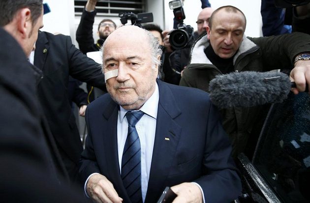 Sepp Blatter mezi novináři v Curychu, kde se hájil proti suspendaci ze strany etické komise FIFA