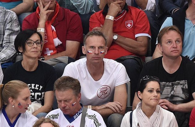 Dominik Hašek s vlaječkami na tvářích a Pavel Patera sledují utkání Česko - Švýcarsko.