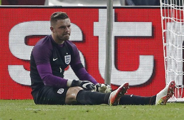 Smutný anglický gólman Jack Butland, po zranění musel hřiště opustit na nosítkách.