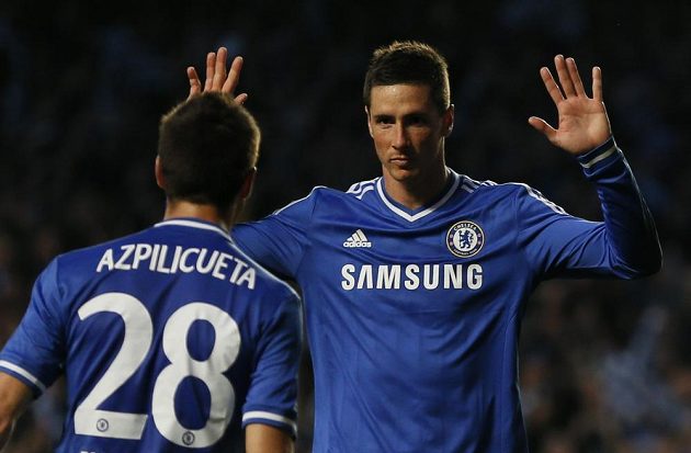 Útočník Chelsea Fernando Torres (vpravo) se raduje se spoluhráčem Cesarem Azpilicuetou ze vstřelení gólu do sítě Atlétika Madrid v odvetném semifinálovém duelu Ligy mistrů.
