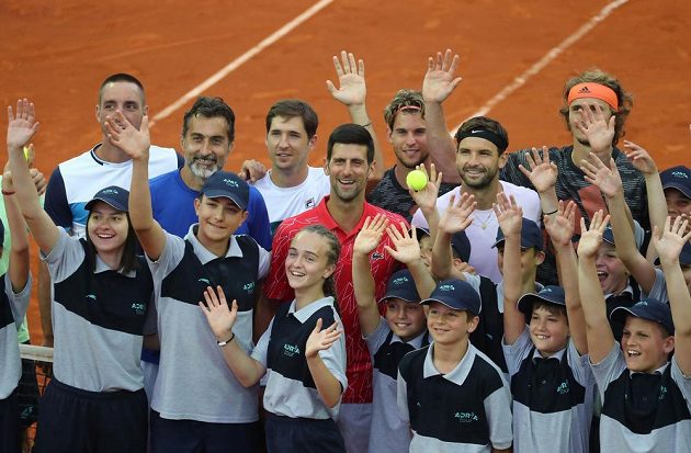 (Zleva) Viktor Troicki, Nenad Zimonjič, Dušan Lajovič, Novak Djokovič, Dominic Thiem, Grigor Dimitrov a Alexander Zverev pózují fotografům v Bělehradě během exhibičního turnaje.