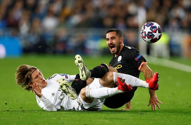 V ostrém souboji Luka Modrič (vlevo) z Realu Madrid a Ilkay Gündogan z Manchesteru City.