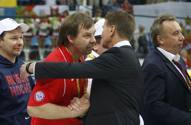 Trenér ruského mužstva Znarok přijímá gratulace k celkovému triumfu na turnaji od svého finského protějšku Westerlunda.