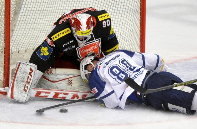 Plzeňský útočník Nicholas Johnson leží před královéhradeckým brankářem Ondřejem Kacetlem v zápase 46. kola hokejové Tipsport extraligy.