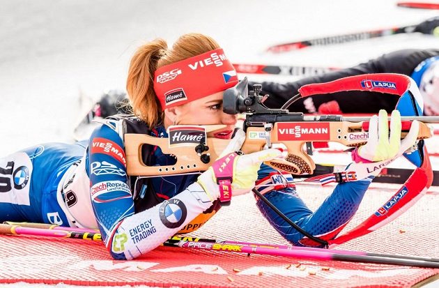 Biatlonistka Gabriela Koukalová během střelby při sprintu v Oslu.
