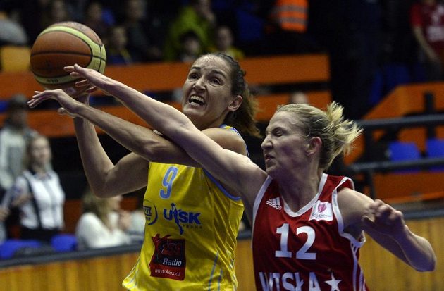 Basketbalistka USK Praha Laia Palauová (vlevo) a Courtney Vanderslootová z Krakova během utkání Evropské ligy.
