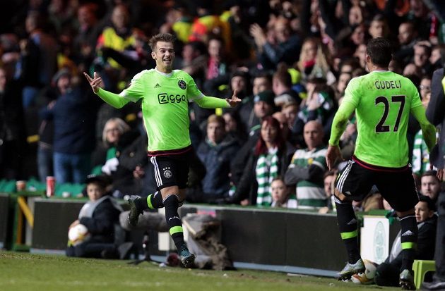 Václav Černý a Nemanja Gudelj z Ajaxu se radují z výhry na hřišti Celtiku Glasgow.