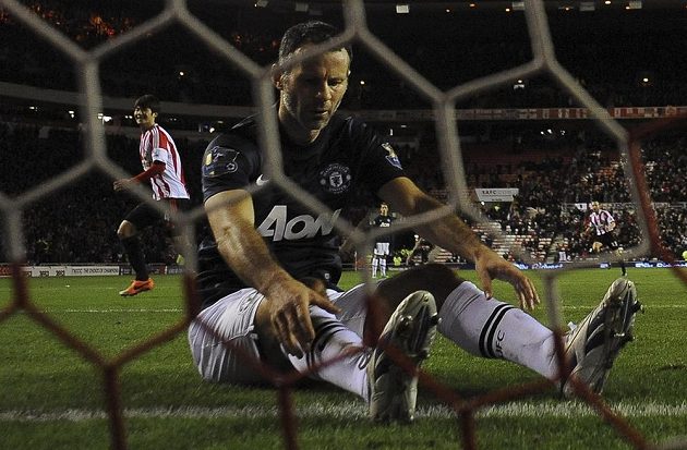 Zdrcený Ryan Giggs z Manchesteru United poté, co si v semifinále anglického Ligového poháru na hřišti Sunderlandu vstřelil vlastní gól.