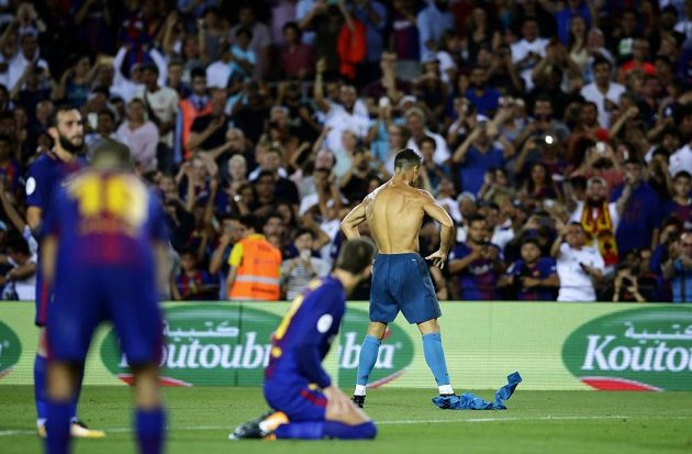 Cristiano Ronaldo poté, co vstřelil gól, svlékl dres. Za tuto oslavu dostal od rozhodčího první žlutou kartu.