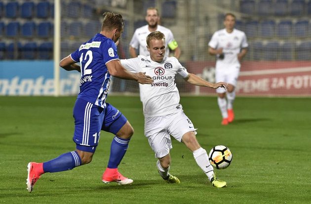 Zleva Michal Hubínek z Boleslavi a David Machalík ze Slovácka v utkání 7. kola HET ligy.
